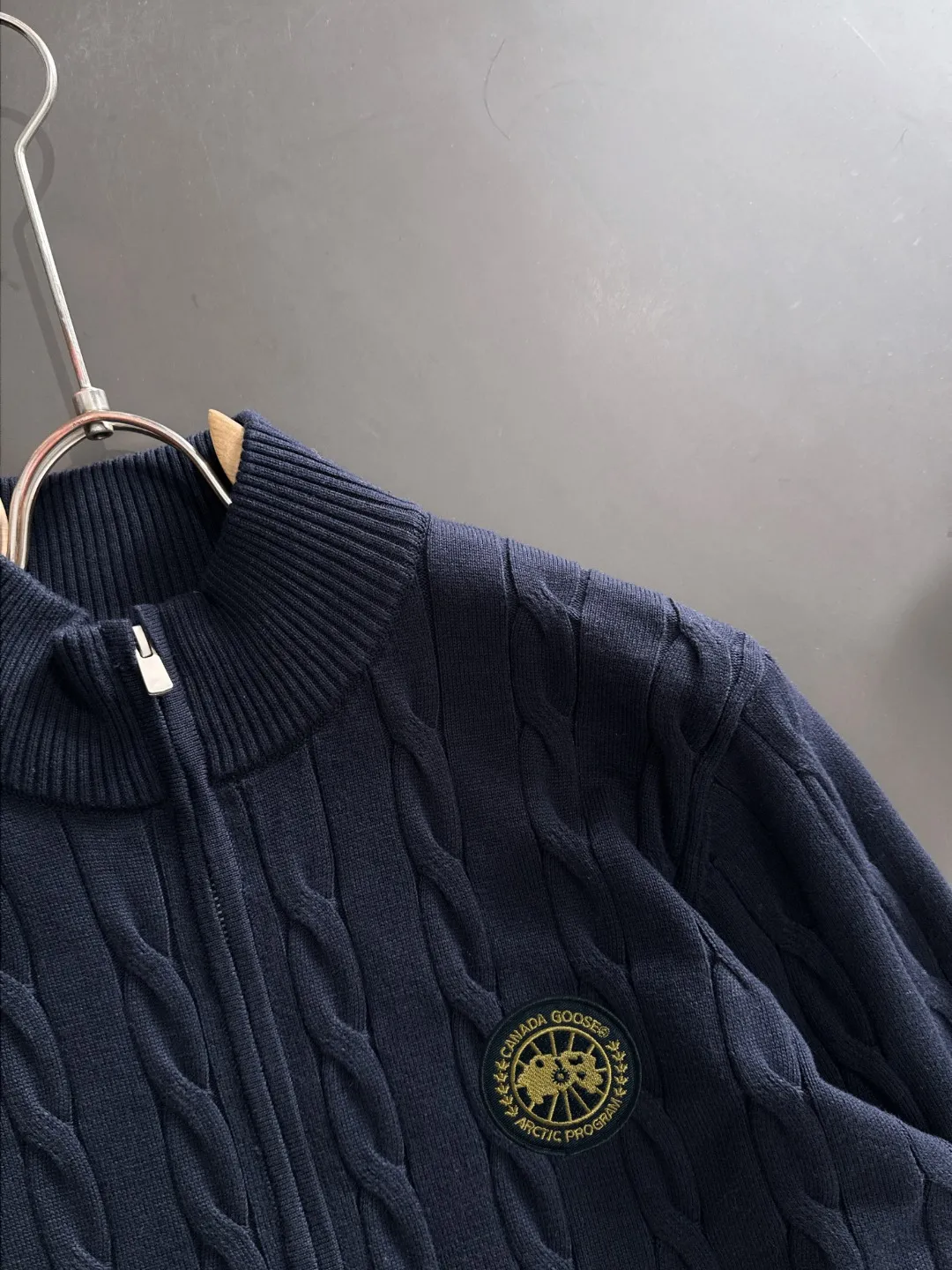 Next day shipping P460 Big Goose 2025 official website latest winter sweater, popular items are on sale at the counter simultaneously! Specially made of wool blended fabric. It feels comfortable and can be directly in contact with the skin. The logo badge is exquisitely embroidered, which is extremely eye-catching! The details highlight the fashionable charm of big brands. Exquisite workmanship. Three-dimensional cutting style. The wearing effect is invincible and handsome! All three standards are complete! Size: M-3XL